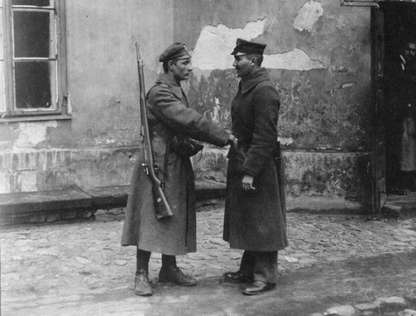Rozbrajanie niemieckiego żołnierza w Warszawie. Listopad 1918 roku. Rozbrajanie niemieckiego żołnierza w Warszawie. Listopad 1918 roku.