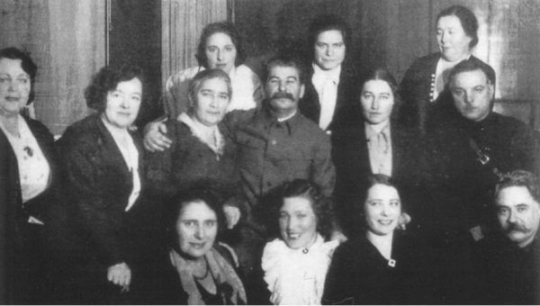 Stalin i Woroszyłow w otoczeniu kobiet. W środkowym rzędzie, druga od prawej, Polina Żemczużyna (fot. materiały promocyjne wydawnictwa Bellona)