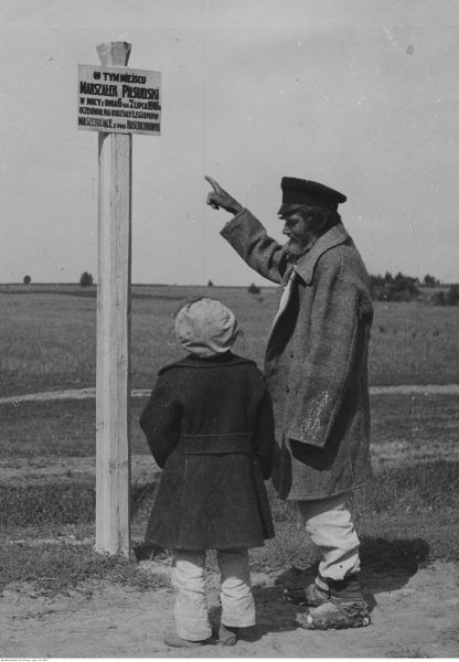 Tablica w Maniewiczach upamiętniająca pobyt Legionistów. O powieszonych chłopcach ani słowa.