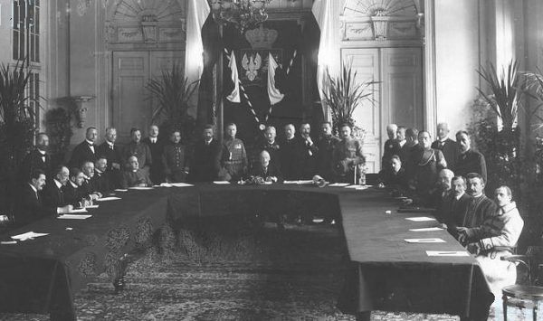 Zdjęcie z inauguracyjnego posiedzenia Tymczasowej Rady Stanu. Dla mężczyzn członkowie ciała chcieli zrobić wiele. Dla kobiet - nic.