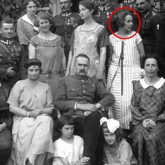 Zofia Zawiszanka w towarzystwie Józefa Piłsudskiego. Zdjęcie zbiorowe wykonane w kilka lat po wojnie