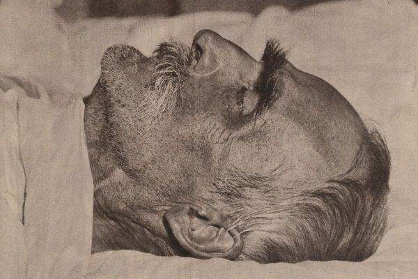 Marszałek Józef Piłsudski na łożu śmierci w pokoju, w którym umarł. Marszałek Józef Piłsudski na łożu śmierci w pokoju, w którym umarł.