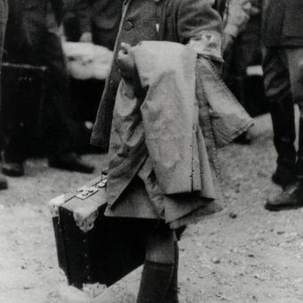 Wyzwolenie obozu w Buchenwaldzie w 1945 roku nie oznaczało, że zacznie on świecić pustkami. Już w sierpniu Sowieci zaadaptowali go na obóz specjalny dla internowanych Niemców. Wyzwolenie obozu w Buchenwaldzie w 1945 roku nie oznaczało, że zacznie on świecić pustkami. Już w sierpniu Sowieci zaadaptowali go na obóz specjalny dla internowanych Niemców.