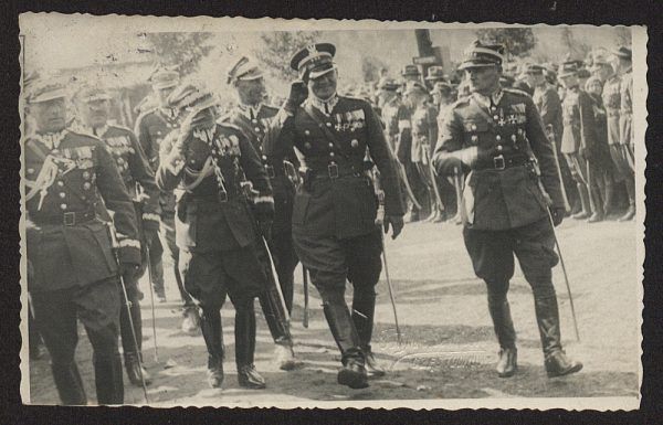 Śmigły-Rydz w otoczeniu wojskowych na fotografii z 1933 roku.