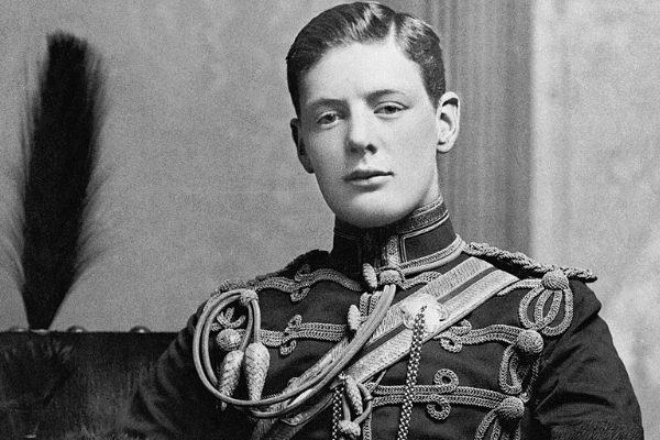 Winston Churchill w huzarskim mundurze na zdjęciu wykonanym w 1895 roku.