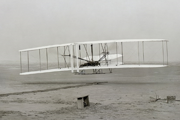 Pierwszy lot Orville’a Wrighta uwiecznił na zdjęciu fotograf John T. Daniels.