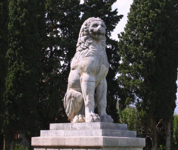 Posąg lwa, pod którym spoczęły szczątki 254 wojowników Świętego Zastępu.