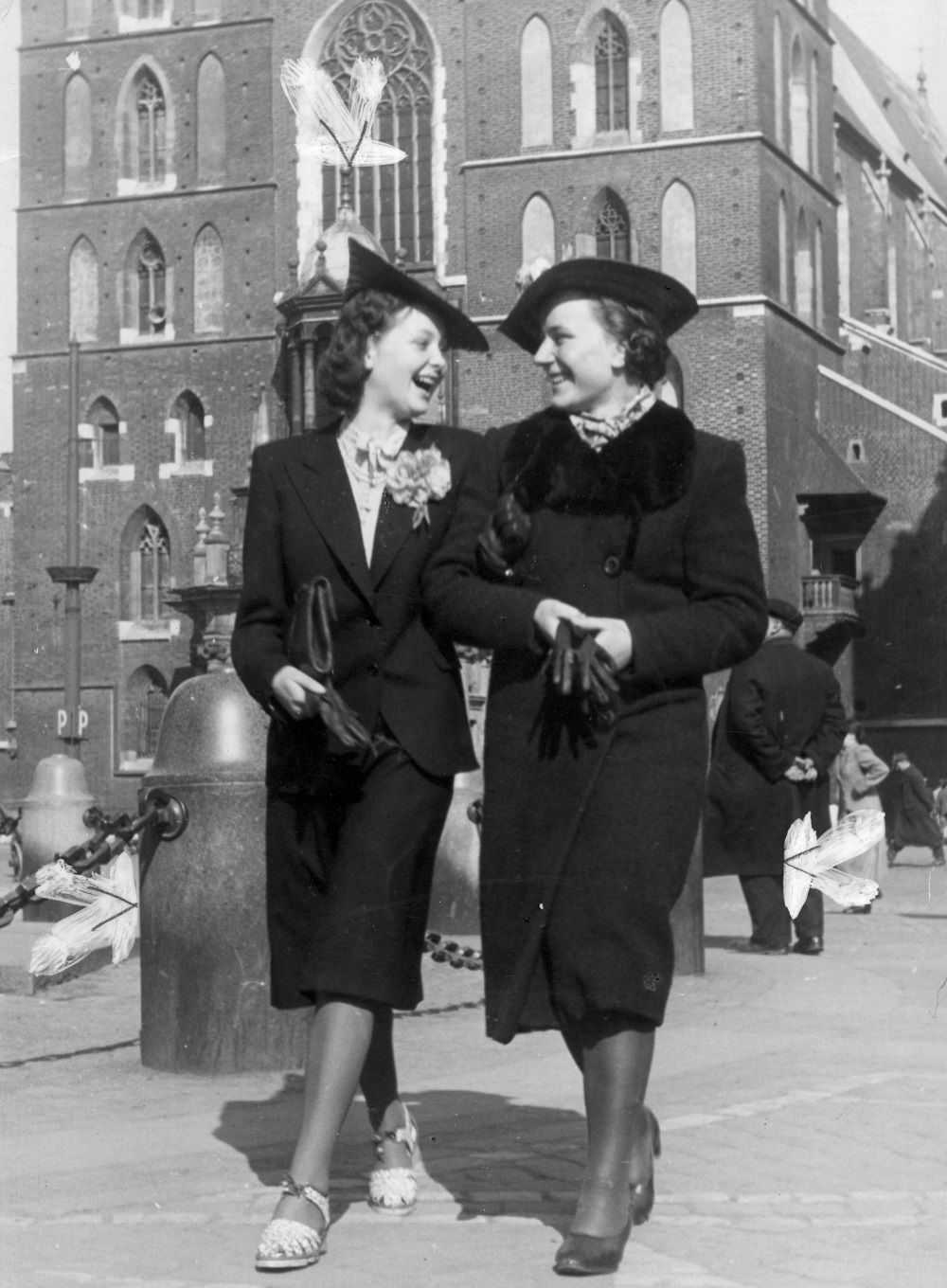 Dwie kobiety na spacerze przed Kościołem Mariackim w sesji niemieckiego fotografa z 1940 roku (fot. domena publiczna)