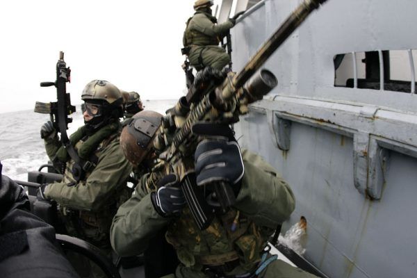 Operatorzy GROM-u i Navy_SEALs podczas wspólnych ćwiczeń. Operatorzy GROM-u i Navy_SEALs podczas wspólnych ćwiczeń.