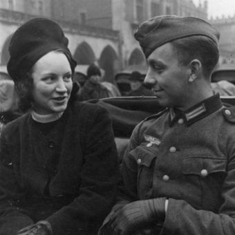 Kraków. Żołnierz niemiecki i młoda kobieta w dorożce (fot. domena publiczna)