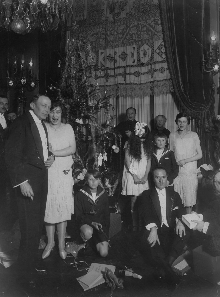 Uczestnicy Wigilii w Ambasadzie RP w Paryżu zgromadzeni przy choince w 1926 roku. Na kolację wigilijną raczej nie podano wówczas karpia na dziesięć sposobów (fot. domena publiczna)