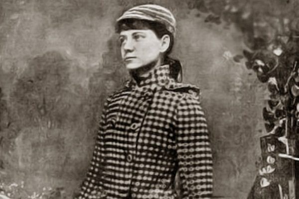 Nellie Bly w stroju podróżnym. Nellie Bly w stroju podróżnym.