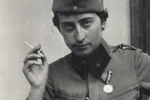 Zofia Zawiszanka – pierwsza wywiadowczyni wysłana na ziemie zaboru rosyjskiego po wybuchu wojny. Tutaj w mundurze wojskowym pożyczonym od kolegi, Janusza Gąsiorowskiego.