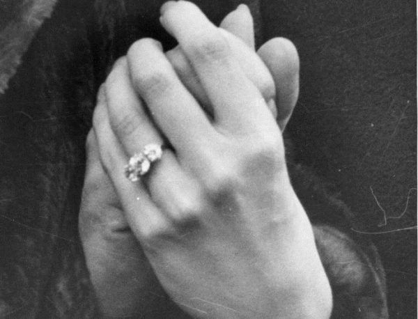 Częścią kampanii było pokazywanie zdjęć pierścionków zaręczynowych znanych osobistości. Na zdjęciu pierścionek księżniczki Małgorzaty.