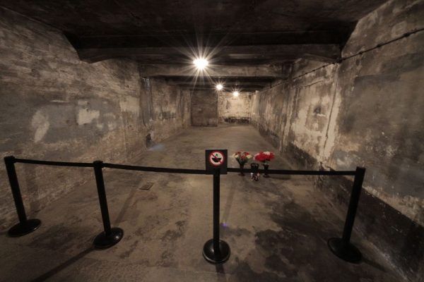 Komora gazowa w Auschwitz. Niewidoczny jest otwór w sklepieniu, przez który na rozkaz Capesiusa wsypywano Cyklon-B (fot. Oleg Yunakov, lic. CC BY-SA 3.0)