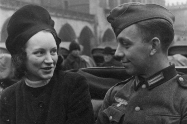 Kraków. Żołnierz niemiecki i młoda kobieta w dorożce. Kraków. Żołnierz niemiecki i młoda kobieta w dorożce.