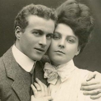 Kiedy pierścionek z diamentem stał się nieodłącznym towarzyszem zaręczyn? Na zdjęciu Lionel Logue oraz Myrtle Gruenert, 1906 rok. Kiedy pierścionek z diamentem stał się nieodłącznym towarzyszem zaręczyn? Na zdjęciu Lionel Logue oraz Myrtle Gruenert, 1906 rok.