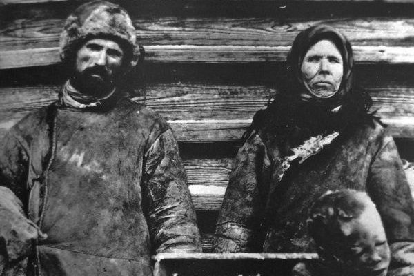 Rosjanie sprzedający ludzkie mięso w czasie klęski głodu 1921 roku. Rosjanie sprzedający ludzkie mięso w czasie klęski głodu 1921 roku.