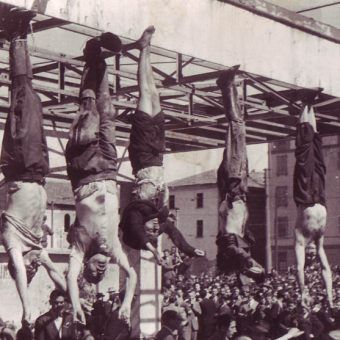Wprowadzenie dyktatury skończyło się dla Mussoliniego tragicznie. W kwietniu 1945 roku został rozstrzelany. Jego zwłoki potraktowano bez żadnego szacunku. Na zdjęciu zbezczeszczone ciała faszystów, powieszone na stacji benzynowej (drugi od lewej Mussolini, trzecia Clara Petacci). Wprowadzenie dyktatury skończyło się dla Mussoliniego tragicznie. W kwietniu 1945 roku został rozstrzelany. Jego zwłoki potraktowano bez żadnego szacunku. Na zdjęciu zbezczeszczone ciała faszystów, powieszone na stacji benzynowej (drugi od lewej Mussolini, trzecia Clara Petacci).