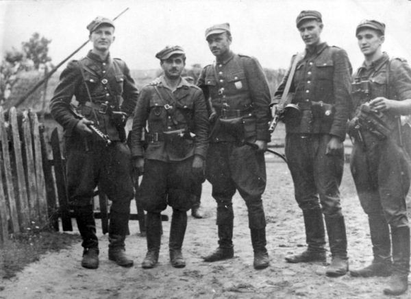 Żołnierze 5 Wileńskiej Brygady AK. Pośrodku stoi Łupaszko.