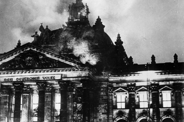 Dekret ograniczający prawa obywatelskie został wydany tuż po pożarze Reichstagu. Dekret ograniczający prawa obywatelskie został wydany tuż po pożarze Reichstagu.