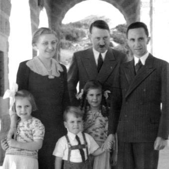 Hitler z Goebbelsami (fot. Bundesarchiv, Bild 183-1987-0724-502, Heinrich Hoffmann, CC-BY-SA 3.0)