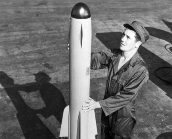 Hughes Aircraft Company zajmowało się między innymi produkcją rakiet. Na zdjęciu rakieta typu Falcon.
