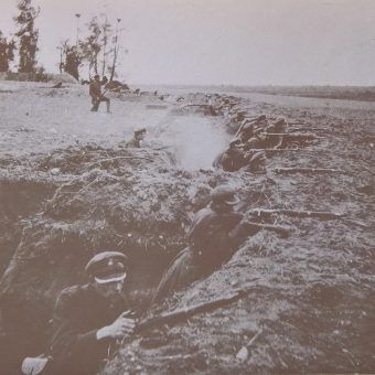 Spieszeni ułani podczas walk wiosną 1920 roku. Spieszeni ułani podczas walk wiosną 1920 roku.