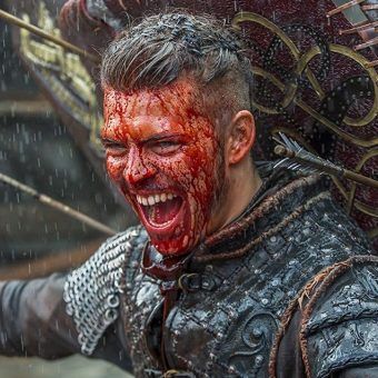 Alex Høgh Andersen jako Ivar Bez Kości w serialu Michaela Hirsta "Wikingowie" (screen).