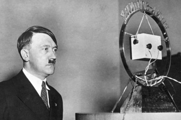 Hitler podczas przygotowań do przemówienia radiowego.