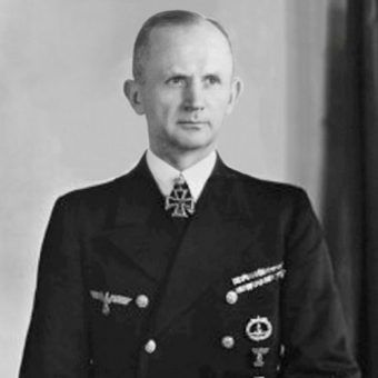 Przed śmiercią Hitler wyznaczył Karla Dönitza na swego następcę. Przed śmiercią Hitler wyznaczył Karla Dönitza na swego następcę.