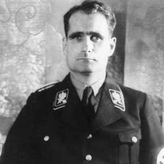 Hess był jednym z najbliższych współpracowników Hitlera. Hess był jednym z najbliższych współpracowników Hitlera.