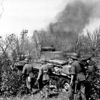 Zdaniem Lawrence'a Freedmana Blitzkrieg wcale nie był tak skuteczny jak zwykło się uważać. Zdaniem Lawrence'a Freedmana Blitzkrieg wcale nie był tak skuteczny jak zwykło się uważać.