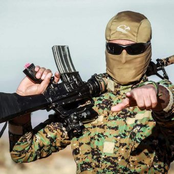 Żołnierz YPG (fot. Kurdishstruggle, lic. CC BY 2.0)