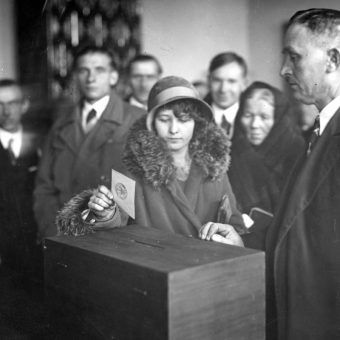 Kobieta korzystająca ze swoich praw wyborczych. Na zdjęciu wybory do Sejmu w 1930 roku (fot. domena publiczna) Kobieta korzystająca ze swoich praw wyborczych. Na zdjęciu wybory do Sejmu w 1930 roku (fot. domena publiczna)