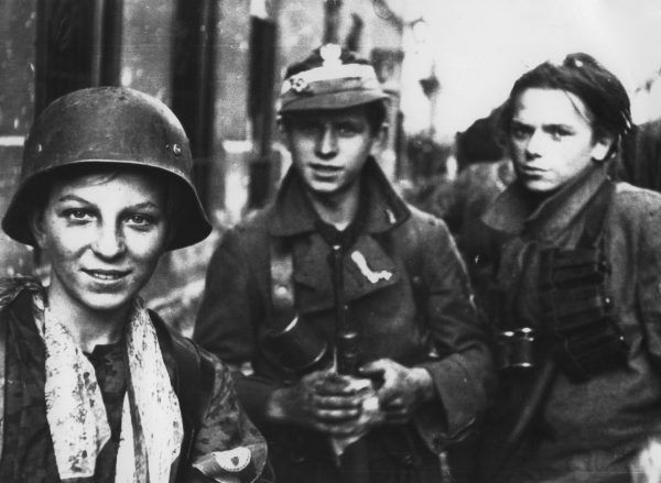 Kalkstein wziął udział w Powstaniu Warszawskim po stronie okupanta (na zdj. polscy chłopcy walczący podczas Powstania z Niemcami). Kalkstein wziął udział w Powstaniu Warszawskim po stronie okupanta (na zdj. polscy chłopcy walczący podczas Powstania z Niemcami).