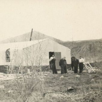 Więźniowie, trafiający na "Przeklętą Wyspę", w zimie walczyli z zabójczym mrozem. Zdjęcie poglądowe (1957 rok). Więźniowie, trafiający na