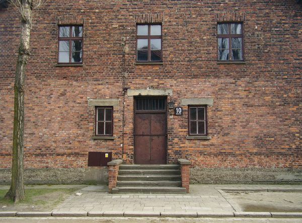 Blok 10. To tam Josef Mengele dokonywał swoich potwornych eksperymentów. Blok 10. To tam Josef Mengele dokonywał swoich potwornych eksperymentów.