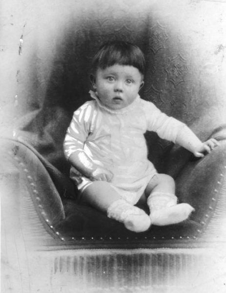 Mały Adolf zapewne nie zastanawiał się nad tym, kto jest jego dziadkiem. Dopiero gdy zaczął polityczną karierę, kwestia ta stała się paląca.