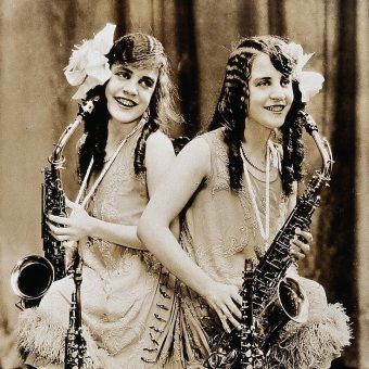 Siostry Daisy i Violet Hilton przez wiele lat występowały na estradzie. Zagrały też w dwóch filmach.