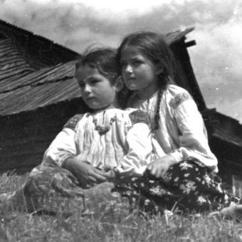 Dziewczynki w strojach regionalnych. Zdjęcie poglądowe (fot. domena publiczna).