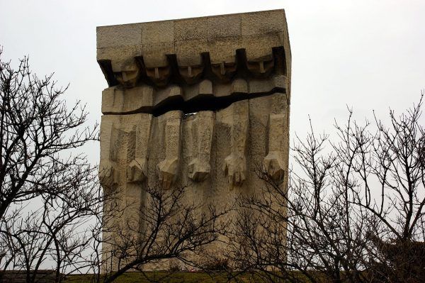 Pomnik Ofiar Obozu Koncentracyjnego w Płaszowie. Wiele z nich zginęło z rąk sadystycznego komendanta.