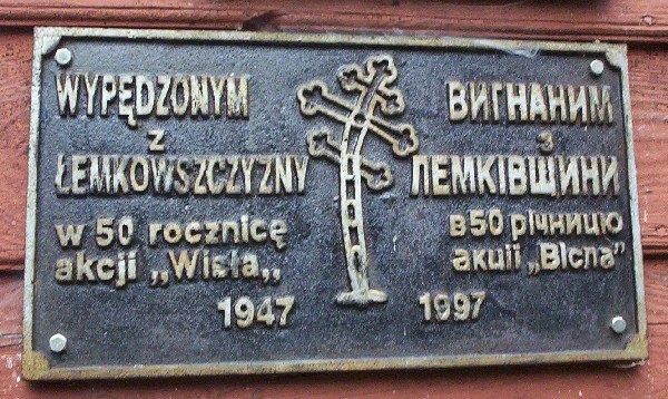 Tablica na kaplicy pod świętą górą Jawor - takich tablic spotkamy wiele na cerkwiach w Beskidzie Niskim (fot. Meteor2017, lic. GNU FDL)