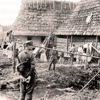 Wojsko przeprowadza deportację Ukraińców w ramach Akcji Wisła, kwiecień 1947 (fot. domena publiczna) Wojsko przeprowadza deportację Ukraińców w ramach Akcji Wisła, kwiecień 1947 (fot. domena publiczna)