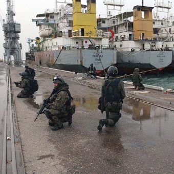 GROM był jedną z jednostek rozpoczynających - atakiem na platformy naftowe - II wojnę w Zatoce Perskiej. GROM był jedną z jednostek rozpoczynających - atakiem na platformy naftowe - II wojnę w Zatoce Perskiej.