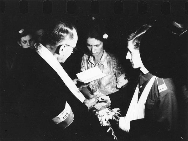Alicja Treutler i Bolesław Biega stali się najsłynniejszą parą powtańczych nowożeńców - ich ślub uwiecznił na zdjęciach fotograf Eugeniusz Lokajski.
