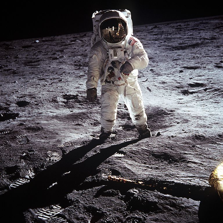 20 lipca 1969 roku lądownik oddzielił się od statku Apollo i opadł na powierzchnię Srebrnego Globu. Była to już jedenasta „odsłona” długiego cyklu misji, które ostatecznie zaprowadziły człowieka na Księżyc. Astronauci Neil Armstrong i Buzz Aldrin pozostawili po sobie pamiątkę – wykonaną ze złota gałązkę oliwną, obok której członkowie kolejnych lotów umieścili pamiątkową tablicę, figurkę astronauty i zdjęcie rodziny Charliego Duke’a.