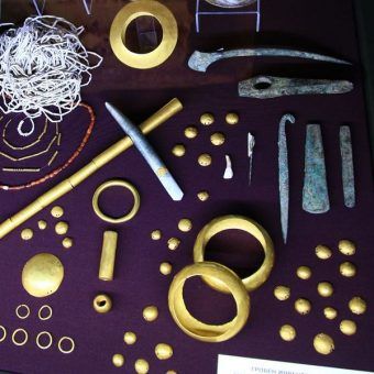 Najstarsze znane nam przedmioty wykonane ze złota. Fragment wystawy w Muzeum Archeologicznym w Warnie.