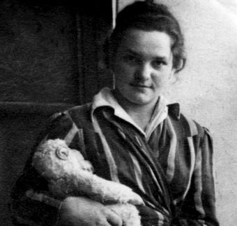 Wanda z Peemkiem, maskotką małpką, którą dostała na koniec Powstania Warszawskiego od swoich kolegów. Zdjęcie z książki "Powstańcy". Wanda z Peemkiem, maskotką małpką, którą dostała na koniec Powstania Warszawskiego od swoich kolegów. Zdjęcie z książki "Powstańcy".