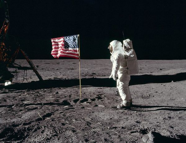 Buzz Aldrin salutuje amerykańskiej fladze na Księżycu. Buzz Aldrin salutuje amerykańskiej fladze na Księżycu.